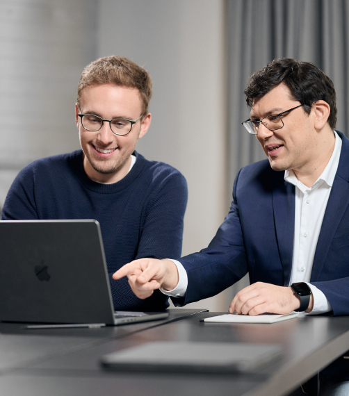 Zwei Entwickler besprechen den Code