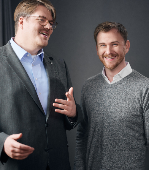 Zwei Kollegen besprechen die Arbeit